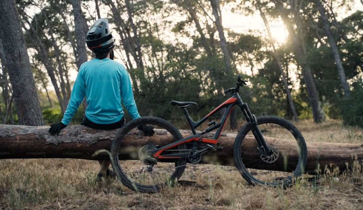 a cyclist if wearing full sleeve shirt with gloves                    