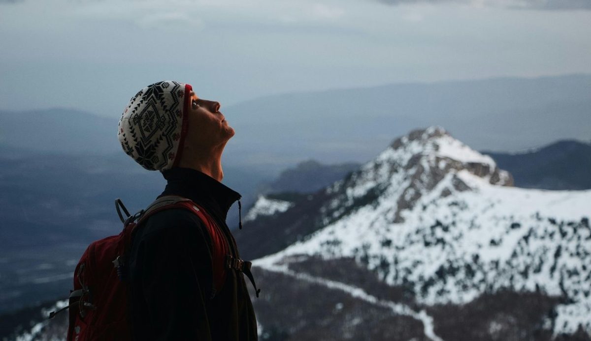 10 Essential Hiking Skills You Need Before Tackling Serious Trails 5 a hiker is seeing at sky