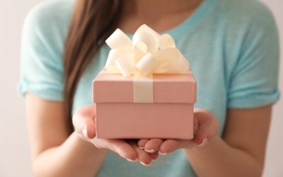10 Holiday Gifts Perfect for Women Who Love to Travel