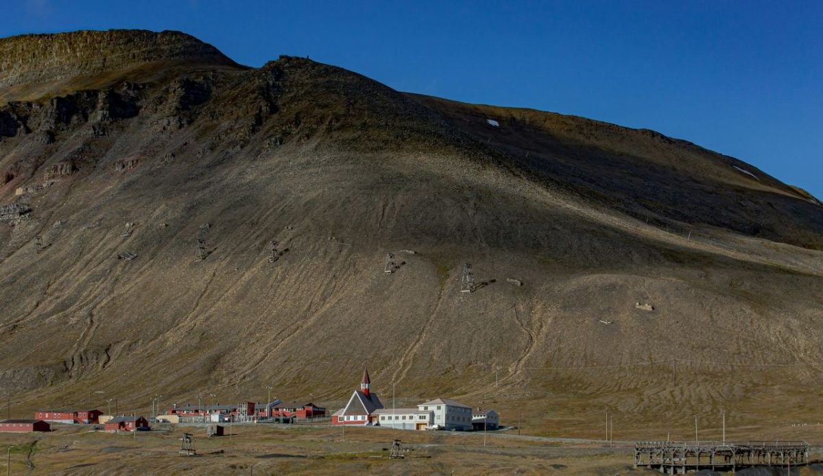 8 Little-Known Destinations With The Cleanest Air You’ll Ever Breathe 7 A beautiful late summer day on Svalbard (Spitsbergen) with the most spectacular nature scenery Svalbard kirke, Longyearbyen, Svalbard og Jan Mayen