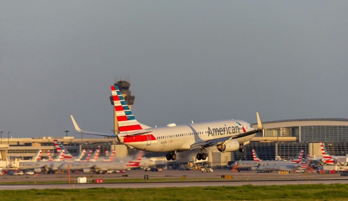 Boeing 737 Landing at DFW Airport  DFW airport (DFW), Aviation Drive, Dallas, TX, USA                                  