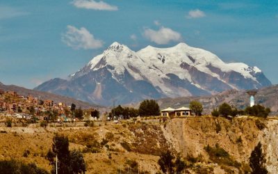 Home 1 Why La Paz Stands Out for Its Colorful Hillsides in South America