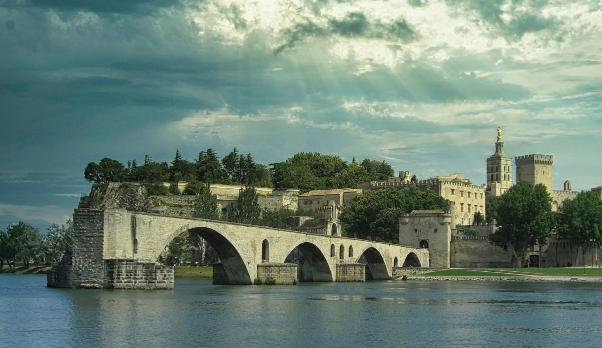 Sur le pont d'Avignon, Avignon, France             