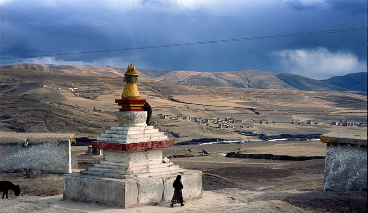 14 High-Altitude Regions Where Survival Depends on Preparation 2 Tibetan Buddhist stupa and houses outside the town of Ngawa, on the Tibetan Plateau, China
