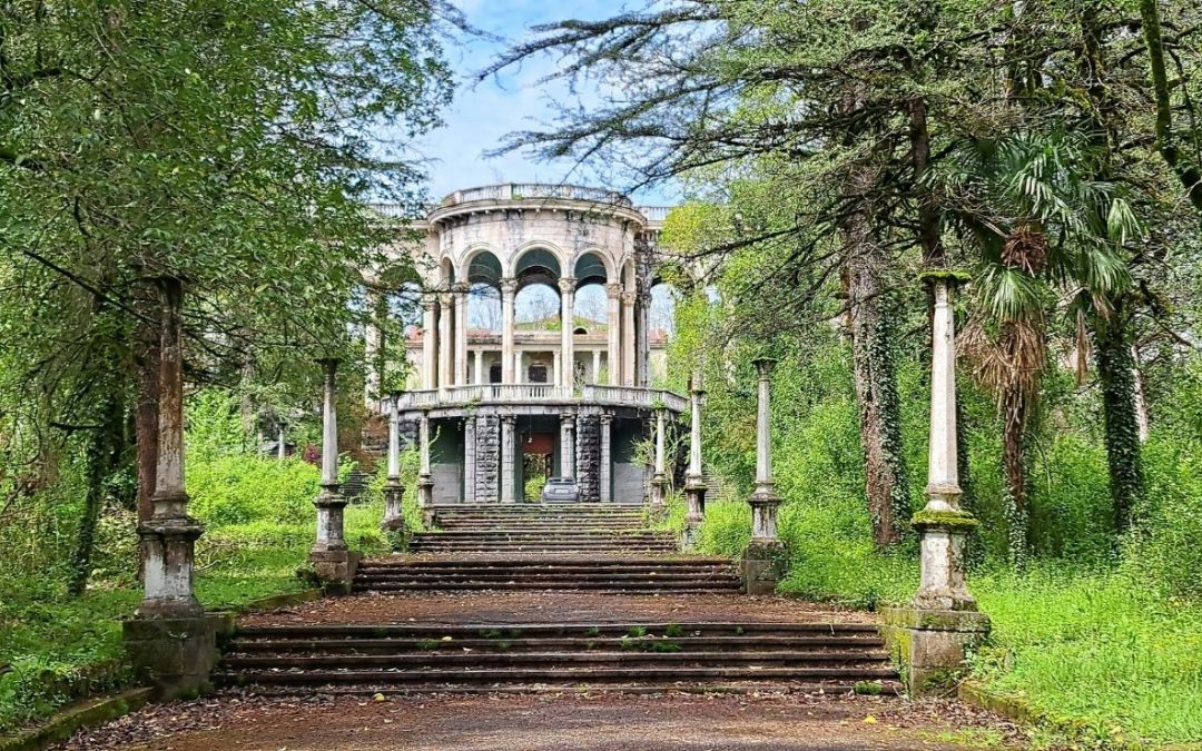 12 Iconic Architectural Landmarks Slowly Falling Into Ruin