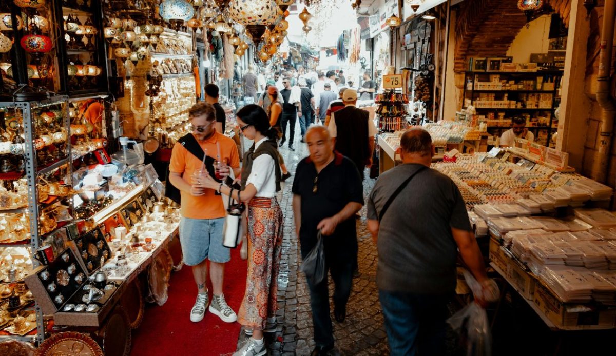 11 Travel Habits That Make Visitors Targets for Pickpocketing Abroad 4