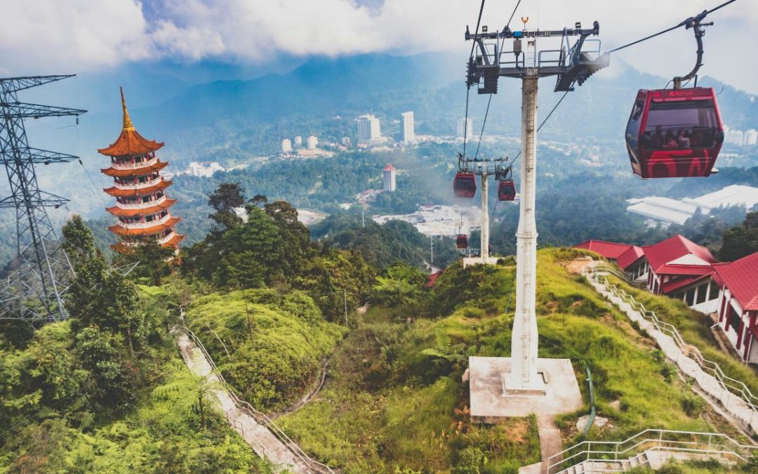 10 Mountain Destinations With Warm Weather and Lush Scenery
