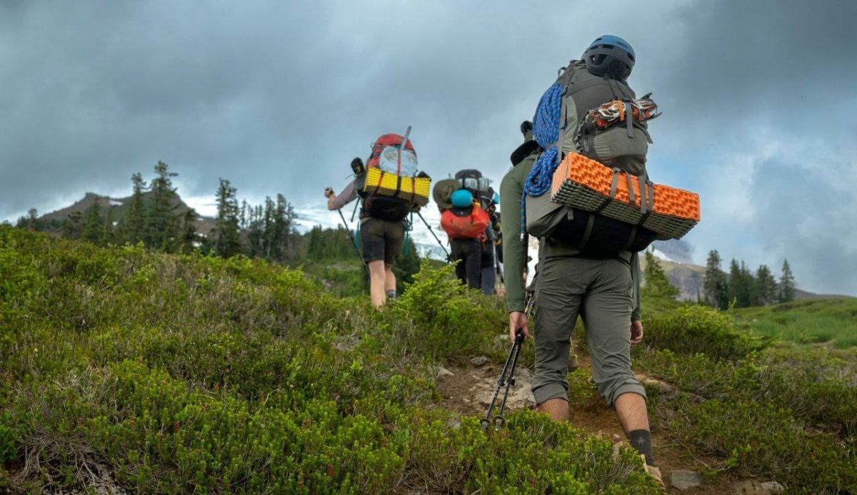 12 Seasonal Hiking Goals to Make 2026 Your Best Outdoor Year Yet 6 group of people hiking
