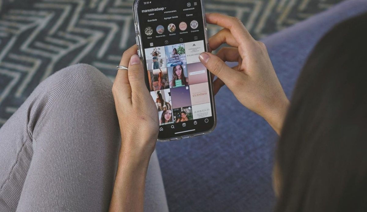 9 U.S. Entry Rules That Surprise International Visitors 8 woman is using mobile phone