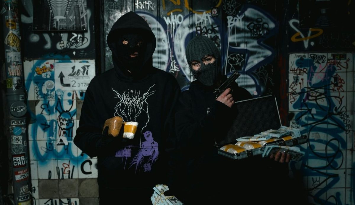 Man in Black Long Sleeve Shirt looks like gang members              