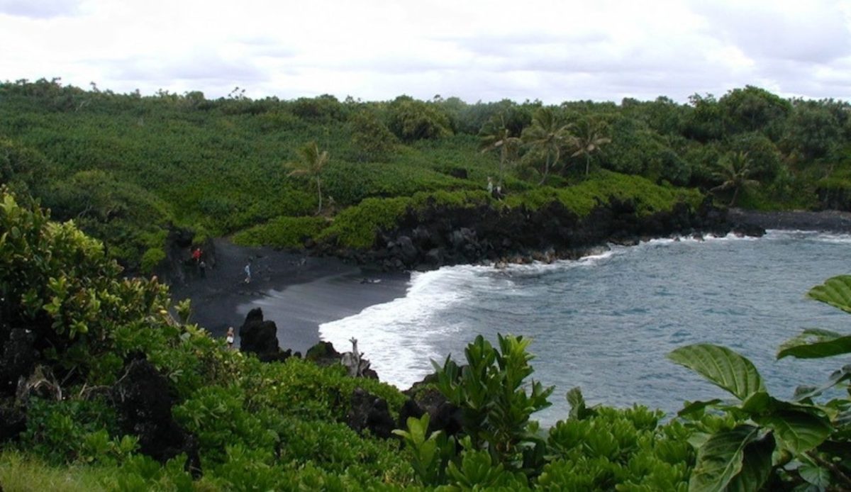 12 Hawaii Beaches Too Crowded to Enjoy 9 Paʻiloa Beach inside Waiʻānapanapa State Park