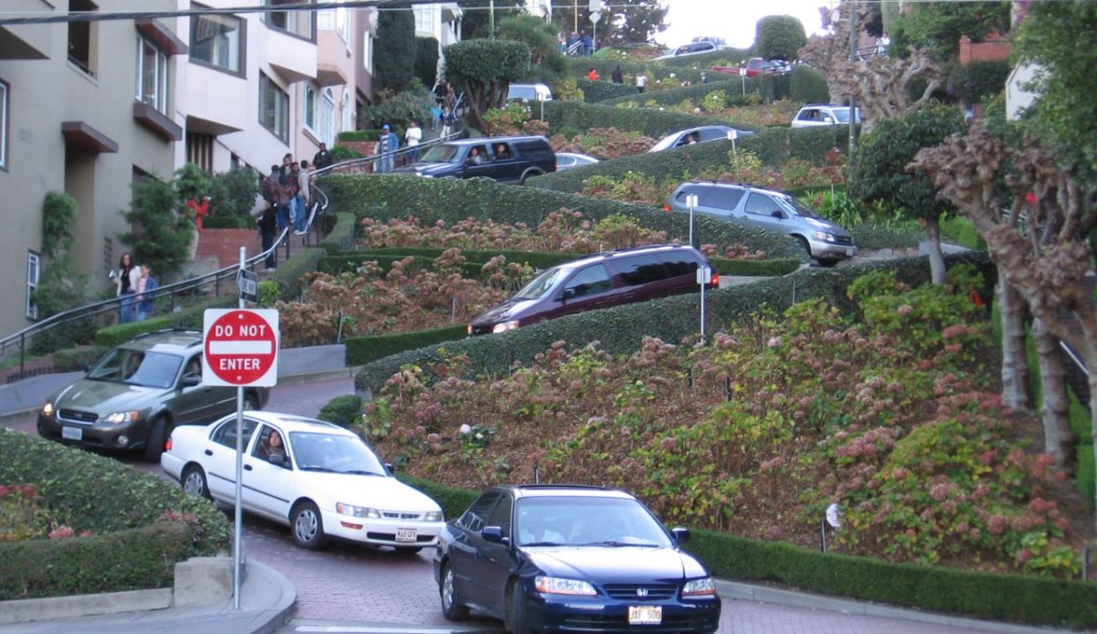 Lombard Street’s Curved-Drive Photo Stop