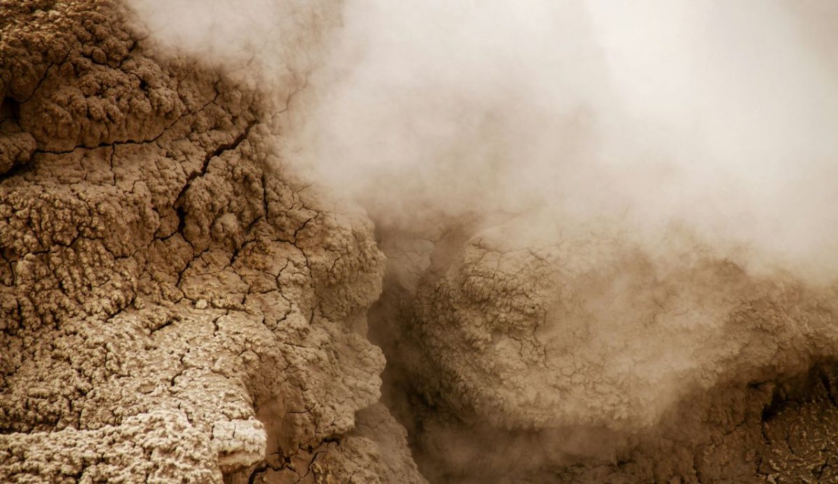  Dust that turns soil contamination into a travel companion