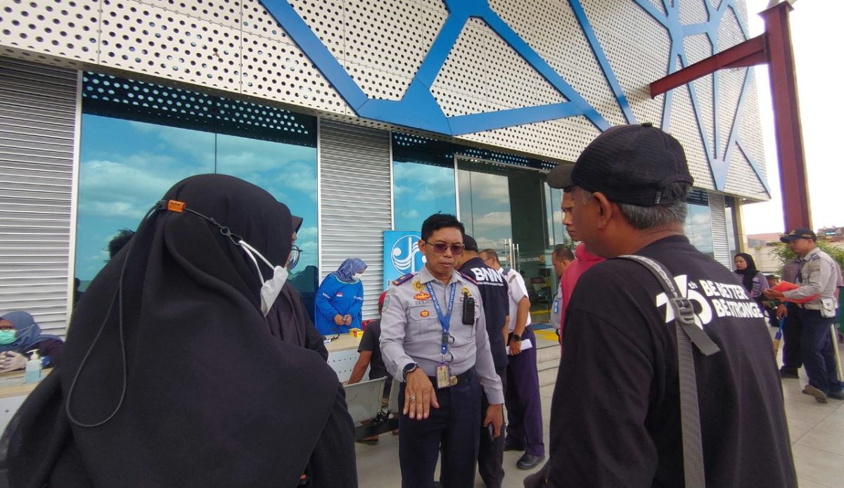 Getting combative, sarcastic, or trying to “document” the stop