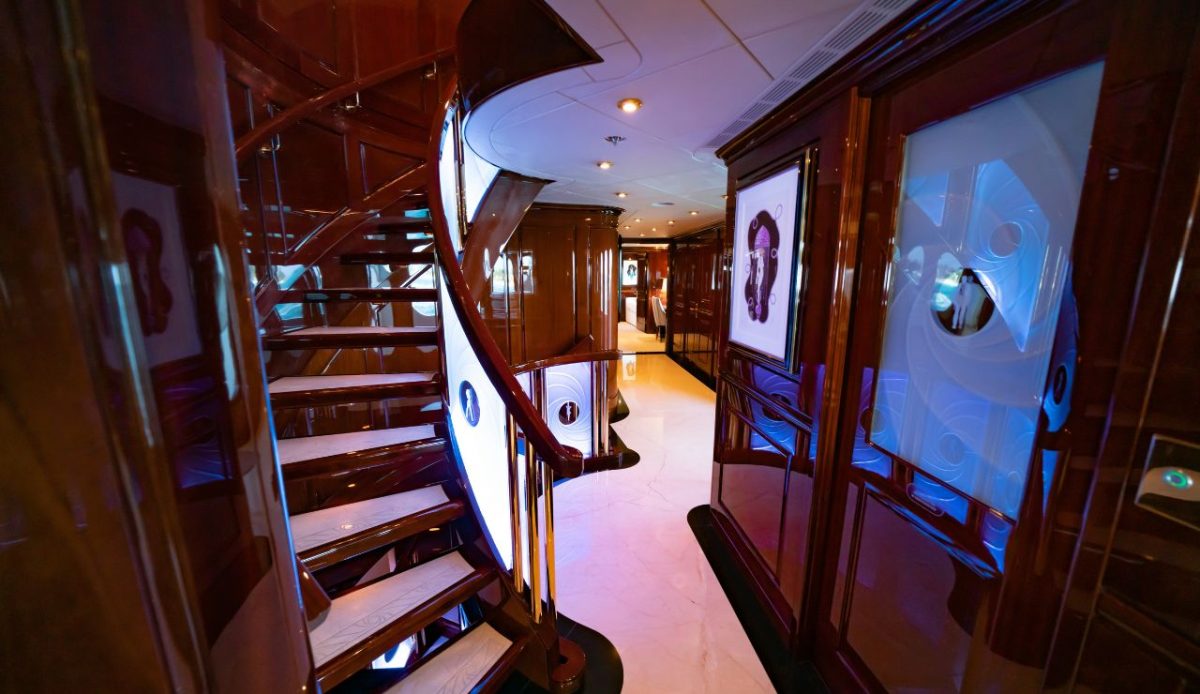 Mini-suite over a standard balcony
