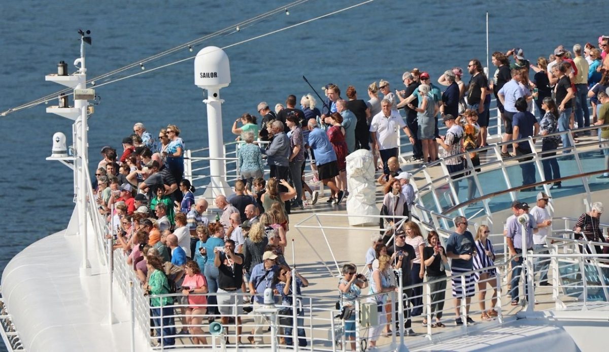 crowd at cruise                                 