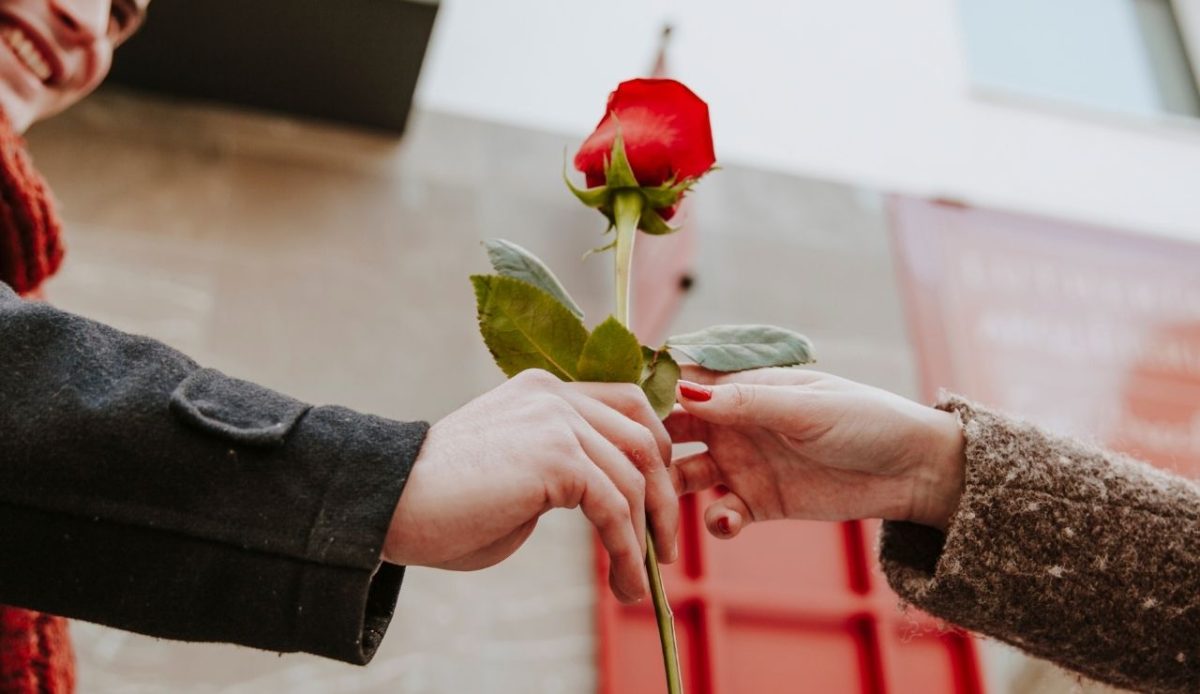 8 Montmartre Fakes Killing Paris 7 giving rose gift
