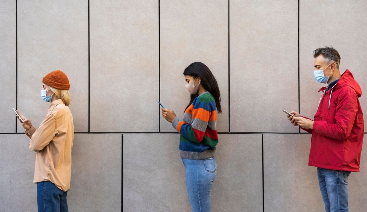 11 Japan Rules Americans Always Break 3 people standing in straight queue