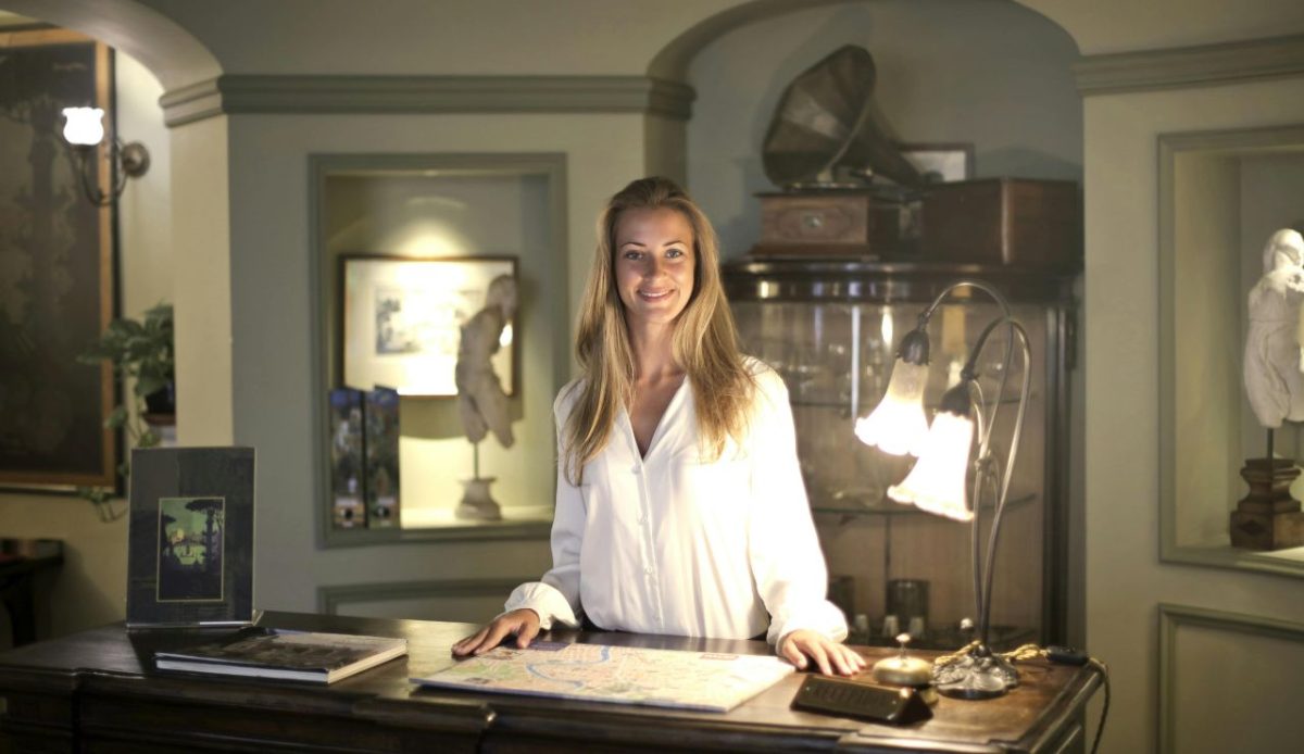 Friendly small talk with strangers in travel spaces