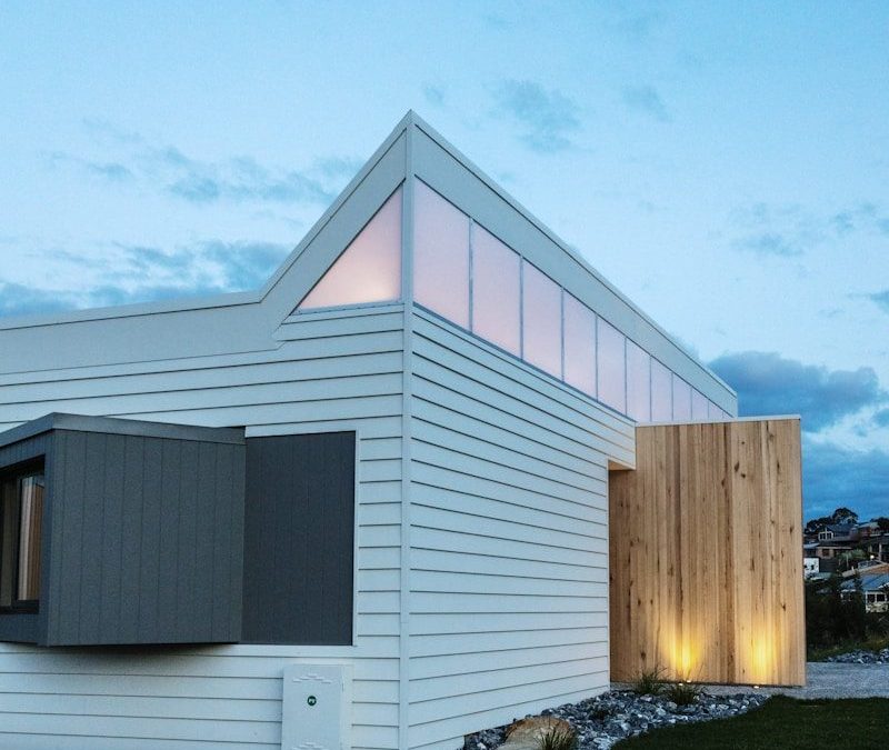 9 Beautiful Lakeside Homes Around the World Worth Seeing 6 a house with a glass front