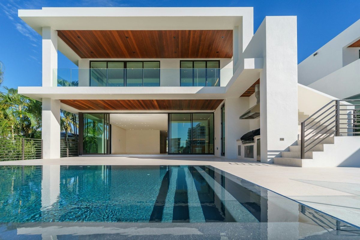 9 Beautiful Lakeside Homes Around the World Worth Seeing 3 white and brown concrete building