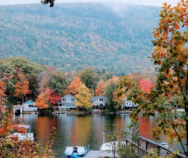 9 Beautiful Lakeside Homes Around the World Worth Seeing 