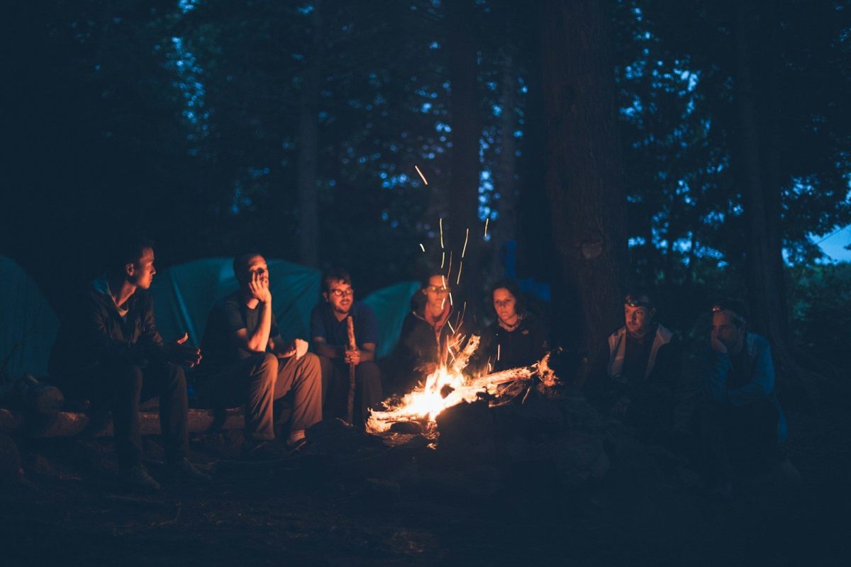 8 Ways to Stay Warm and Comfortable While Traveling in the Wilderness 5 people having a bonfire