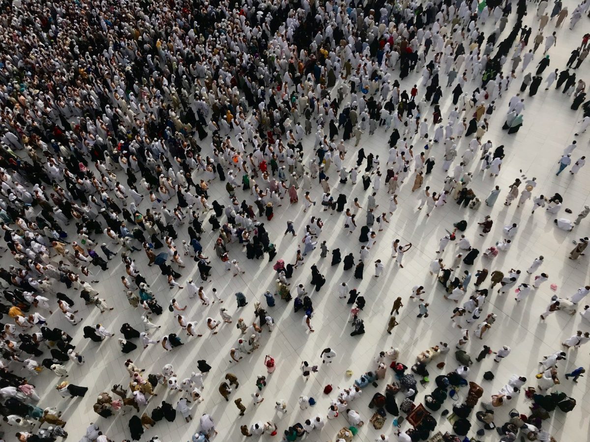 10 Things Travelers Should Know About Life in the USA and Russia 2 a large group of people standing in a large room