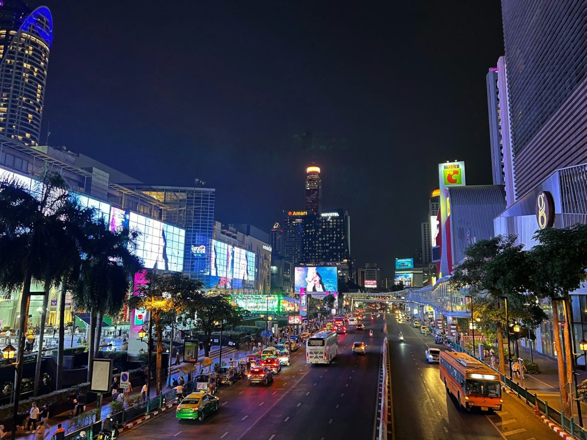 a city street filled with lots of traffic at night