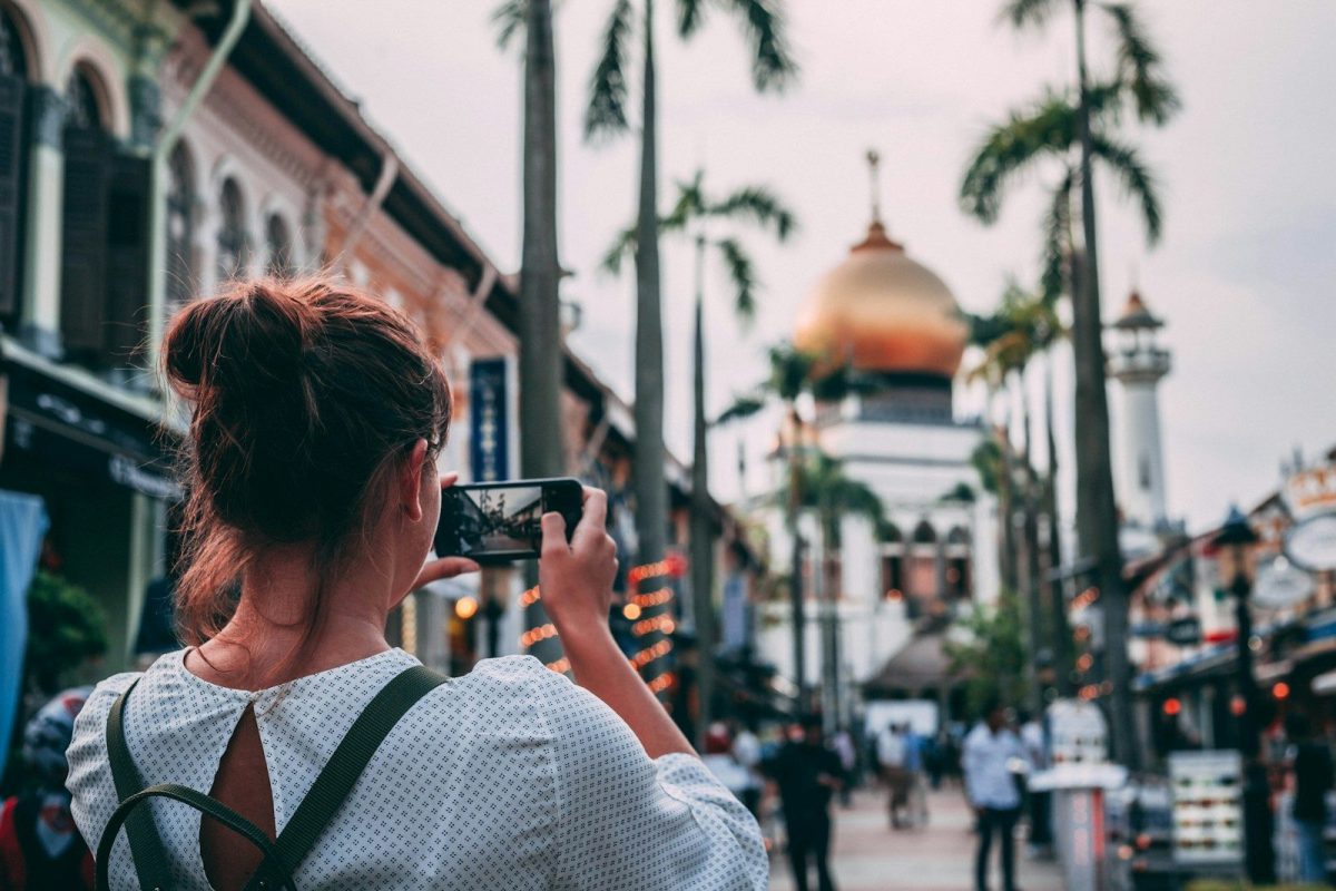 9 Behaviors Locals Hate About Tourists 4 selective focus photography of woman taking photo
