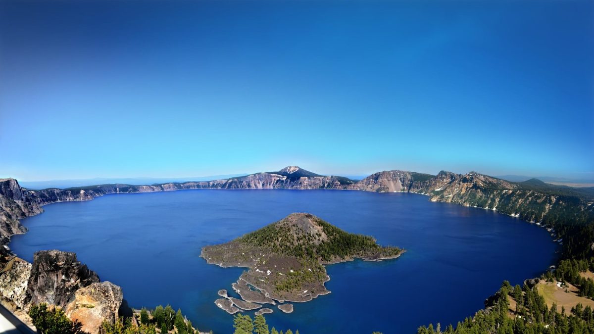 8 Must-Visit Lake Destinations in the U.S. for Summer Travelers 2 a large body of water surrounded by mountains