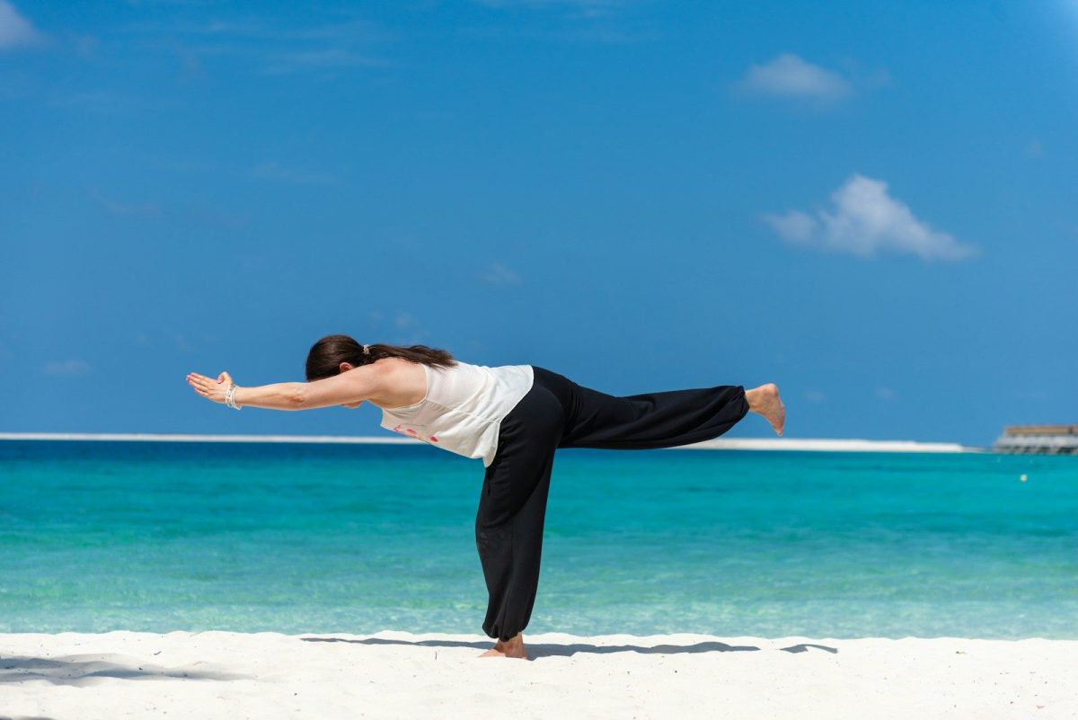 5 Luxury Wellness Retreats in the U.S. for Rest, Focus, and Mental Clarity 9 Woman practicing yoga on a tropical beach