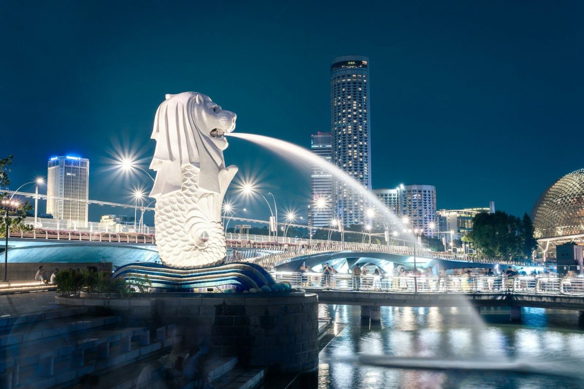 Merlion statue spouting water in singapore at night