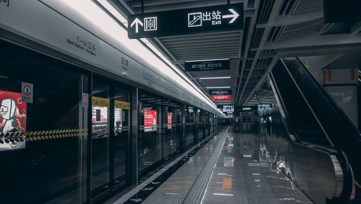 5 Transit Transfer Moves That Help City Visitors Skip the Worst Waits 2 Sleek and contemporary metro station featuring an escalator and clear directional signage.
