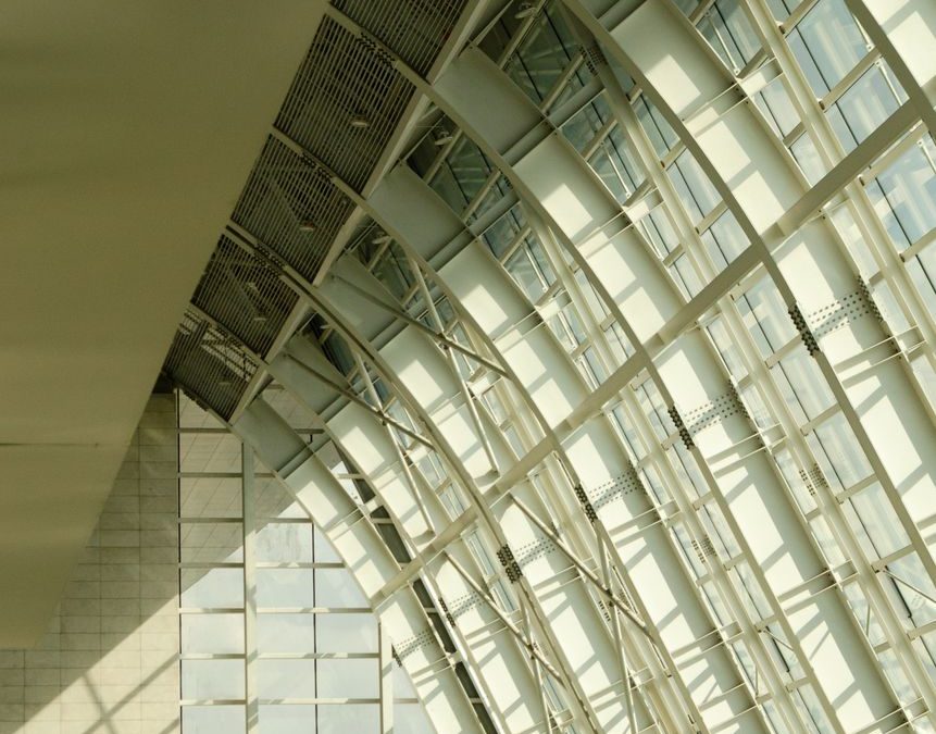 5 Airport Food Habits Frequent Flyers Use to Avoid Regret 1 Futuristic airport interior featuring steel and glass design with a Caribou Coffee stand.