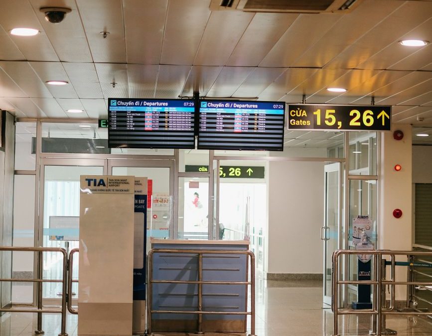 5 Airport Signs Travelers Keep Missing and Regret Later 3 Quiet airport departure gate with digital signage and bright lighting.