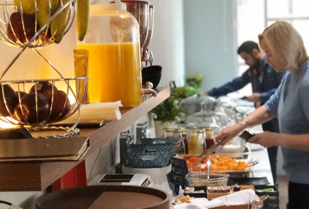 Elegant buffet breakfast setup in a Ciudad de México hotel with people serving food.